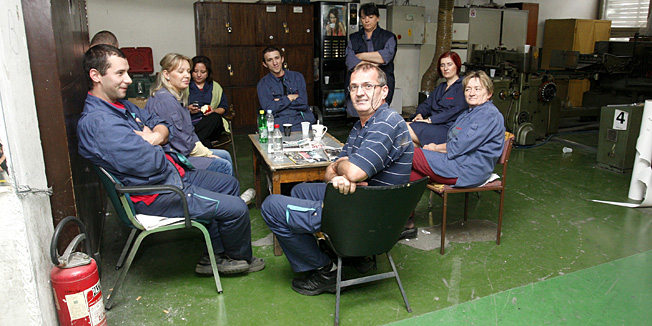 Zagreb, 251012.Tiskara Vjesnik.Nakon strajka upozorenja radnici Tiskare Vjesnik d.d. stupili su u strajk do ispunjenja svojih zahtjeva. Traze od  Vlade Republike Hrvatske pronalazak trajnjog rijesenja za buducnost tiskare, sredjivanje isplata pleca i doprinosa te povlacenje odluke o otkazu kolektivnog ugovora.Na slici: Strajk u Tiskari Vjesnik d.d.Foto: Nenad Dugi / CROPIX