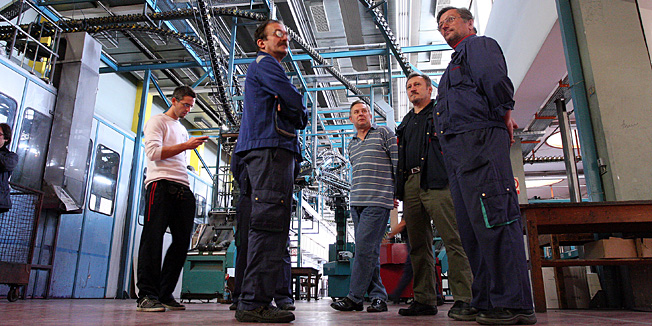 Zagreb, 251012.Tiskara Vjesnik.Zbog vrlo teske situacije radnici Tiskare Vjesnik stupili su oko 6 sati u generalni strajk zbog neisplate placa za srpanj, kolovoz i rujan te sumnje u mutne poslove u Tiskari i oko nje.Foto: Davor Pongracic / CROPIX