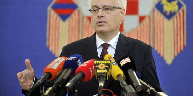 Zagreb, 271012. Ured predsjednika.Predsjednik Ivo Josipovic tradicionalno primio gradjane i grupe gradjana na kavu u Ured predsjednika.Na fotografiji: predsjednik ivo Josipovic daje izjavu za medije.Foto: Bruno Konjevic / CROPIX