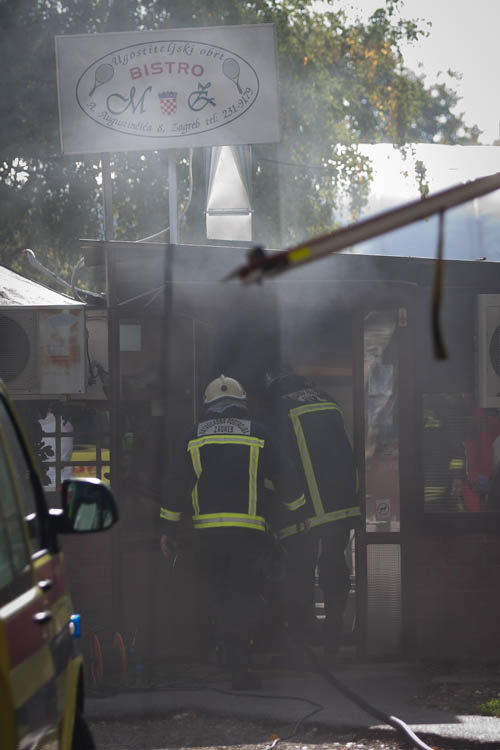 Zagreb, 301012.Ravnice.Danas oko 10.20 doslo je do eksplozije u restoranu MZ Bistro na zagrebackim Ravnicama. Prema nesluzbenim informacijama, jedna osoba je poginula dok su tri ozlijedjene.Na fotografiji: ocevid je u tijeku.Foto: Ivan Klindic / CROPIX