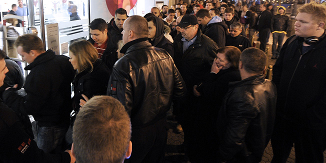 Zagreb, 011112.Ulica Ljudevita Gaja.Tocno u ponoc VIP je zapoceo prodaju novog iPhone 5 mobilnog uredjaja.Sukladno ocekivanjima, ispred poslovnice u Gajevoj bio je poduzi red vise od 300 fanova iPhona 5. Prodaju su uvelicali vaterpolisti Josip Pavic, Niksa Dobud i trener Ivica Tucak.Na fotografiji: otvaranje VIP ducana tocno u ponoc.Foto: Damir Krajac / CROPIX
