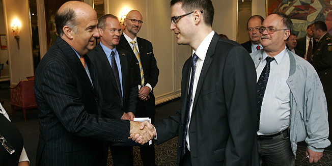 Zagreb, 061112.Hotel SheratonAmericko veleposlanstvo organiziralo je pracenje predsjednickih izbora u Sjedinjenim Americkim drzavama.Okupljenim uzvanicima obratio se americki veleposlanik Kenneth Merten.Na slici: Veleposlanik Kenneth Merten docekuje uzvanike.Foto: Ranko Suvar / CROPIX