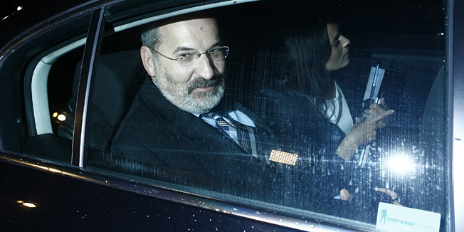 Zagreb, 121112.DORH, Gajeva ulica.U velikoj operativnoj akciji Hipokrat koju je proveo Ured za suzbijanje korupcije i organiziranog kriminaliteta i Policijski nacionalni ured za suzbijanje korupcije i organiziranog kriminaliteta, u suradnji s nekoliko policijskih uprava, uhiceno je vise celnih ljudi tvrtke Farmal iz Ludbrega, te nekoliko lijecnika zbog davanja i primanja mita.Na fotografiji: privodjenje osumnjicenih u prostorije DORH-a.Foto: Ronald Gorsic / CROPIX