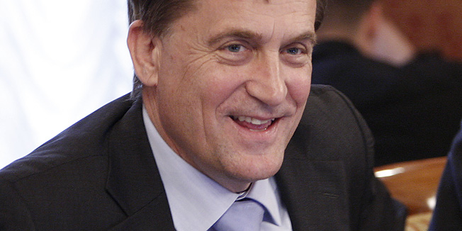 Zagreb, 261109.Sjednica Vlade RH u Banskim dvorima na Markovom trgu.Na slici: Bozidar Kalmeta, Ministar mora, prometa i infrastrukture.Foto: Dragan Matic / CROPIX