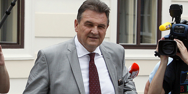 Zagreb, 120712.Vlada.Ministar gospodarstva i potpredsjednik Vlade Radimir Cacic izlazi iz zgrade Vlade.Foto: Davor Pongracic / CROPIX