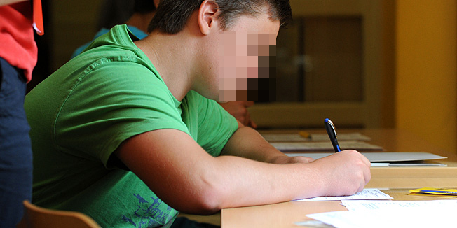 Zadar, 020712Jutros su poceli upisi u srednje skole. Ucenici s roditeljima ispunjavaju upisne obrasce i nadaju se upisu u zeljenu skolu.Na fotografiji: upis ucenika u Gimnaziju Jurja Barakovica.Foto: Luka Gerlanc / CROPIX