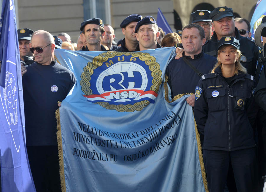 Zagreb, 091112.Markov trg.Sindikati unutar MUP-a organizirali su prosvjed policijskih sluzbenika u sluzbenim odorama protiv odgode primjene odredbe o otpremninama.. Prosvjed je zapoceo u 9.30 ispred katedrale, zatim se povorka uputila na Trg bana Josipa Jelacica i zavrsava na Markovom trgu ispred Vlade i Sabora RH. U prosvjedu sudjeluje oki 1500 policajaca.Na fotografiji: policajci na Markovom trgu.Foto: Srdjan Vrancic / CROPIX