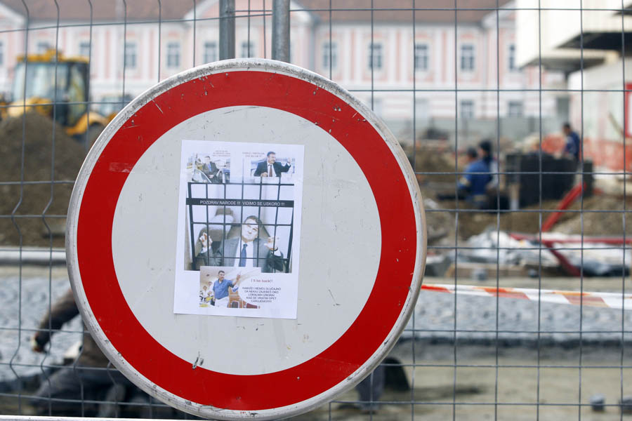 Varazdin, 151112.U blizini kuce Radimira Cacica pojavili su se plakati slikom Cacica iza resetaka.Foto: Zeljko Hajdinjak / CROPIX