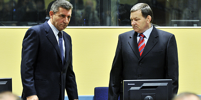 Den Haag (Nizozemska), 161112.Generali Mladen Markac i Ante Gotovina u sudnici Medjunarodnog suda za ratne zlocine pocinjene na podrucju bivse Jugoslavije, za vrijeme izricanja drugostupanjske presude Zalbenog vijeca suda u slucaju 'Operacija oluja'.Na fotografiji: Mladen Markac i Ante Gotovina.Foto: Boris Kovacev / CROPIX