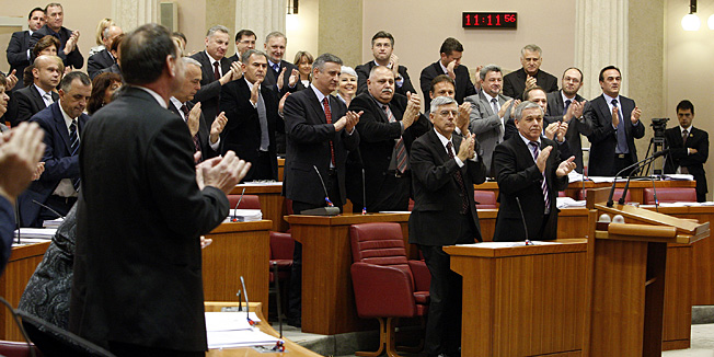 Zagreb, 161112.Sabor.Hrvatski Sabor je u nastavku 6. sjednice potvrdio promjene u Vladi nakon ostavke Radimira Cacica. Cacicevo mjesto prvog potpredsjednika Vlade preuzela je Vesna Pusic, a novi ministar gospodarstva je dosadasnji ministar graditeljstva Ivan Vrdoljak. Na mjesto ministrice graditeljstva dolazi Ana Mrak Taritas.Na fotografiji: saborski zastupnici ustali su i zapljeskali oslobadjajucoj presudi za generale Antu Gotovinu i Mladenu Markacu.Foto: Davor Pongracic / CROPIX *** Local Caption *** Zagreb, 16.11.2012 - Zastupnici su zapljeskali oslobadjajucoj presudi generalima u Haagu