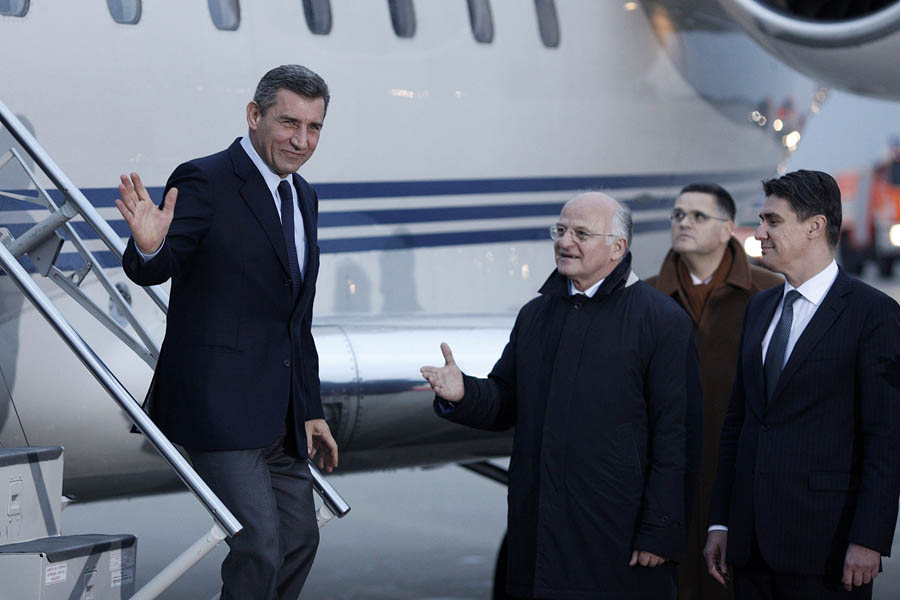 Zagreb, 161112.Pleso.Nakon oslobadjajuce presude i provedenih 7 i 5 godina u Haaskom pritvoru, generali Ante Gotovina i Mladen Markac posebnim Vladinim zrakoplovom sletjeli su oko 16h na zagrebacki aerodrom.Na fotografiji: Ante Gotovina, Josip Leko i Zoran Milanovic.Foto: Dragan Matic / CROPIX