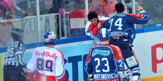Zagreb, 181112.Arena Zagreb. Arena Ice Fever. Utakmica 22. kola EBEL lige u hokeju na ledu, KHL Medvescak Zagreb - EC Red BUll Salzburg.Na fotografiji: tuca izmedju Nathana Perkovicha i Saab Iana.Foto: Srdjan Vrancic / CROPIX