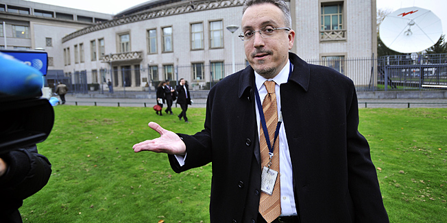 Den Haag (Nizozemska), 161112.Nakon oslobadjajuce presude generalima Mladenu Markacu i Anti Gotovini u sudnici Medjunarodnog suda za ratne zlocine pocinjene na podrucju bivse Jugoslavije, u slucaju 'Operacija oluja', ispred suda se slavilo.Na slici: odvjetnik Luka Misetic.Foto: Boris Kovacev / CROPIX