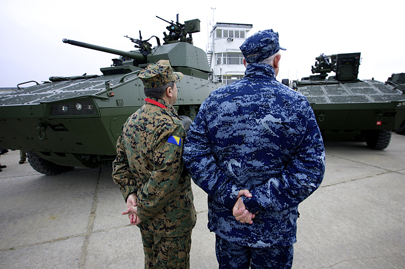 Gasinci, 201112.Na vojnom poligonu Gasinci odrzana je demonstracija bojevog gadjanja hrvatske verzije bojnog vozila Patria AMV 8X8 opremljenog nasuvremenijim naoruzanjem.Danasnja prezentacija bojevog gadjanja je svjetska premijera kojoj su nazocili djelatnici Ministarstva obrane RH i vojne delegacije iz nekoliko stranih drzava.Na fotografiji:Visoki vojni casnici iz Hrvatske i BiH.Foto: Vlado Kos / Cropix