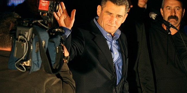 Pakostane, 201112.Nekoliko dana nakon oslobadjajuce presude, general Ante Gotovina stigao je u svoje rodno mjesto, Pakostane, gdje su mu sugradjani pripremili veliki docek. Prema organizatorima, doceku je prisustvovalo oko 20.000 ljudi.Foto: Jure Miskovic / CROPIX