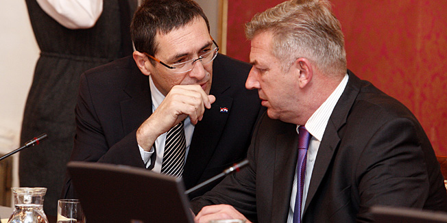 Zagreb, 211112.Vlada RH.Sjednica Vlade Republike Hrvatske.Na fotografiji: Ante Kotromanovic, Ranko Ostojic.Foto: Davor Pongracic / CROPIX