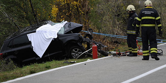 Sibenik, 221112.Na cesti d33 Sibenik - Knin kod mjesta Goris, u sudaru osobnog vozila i kombija smrtno je stradala jedna osoba.Zbog ocevida zatvorena je cesta.Foto: Niksa Stipanicev / CROPIX
