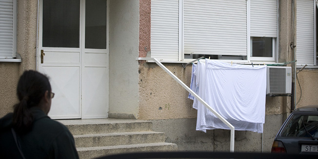 Split, 221112.Splitska policija pokusava doznati tko je sinoc u prizemni stan Gojka K. na adresi Put Skalica 25 kroz otvoreni prozor ubacio rucnu bombu M75.Do eksplozije nije doslo jer bomba nije imala upaljac.Foto: Ante Cizmic / CROPIX 