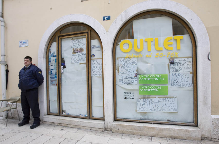Rijeka, 251112.Vec peti dan na rijeckom Korzu nastavlja se drama u poslovnom prostoru u Ulici Ante Starcevica, gdje obitelj Sota protestira protiv sustava koji im onemogucava registriranje vlasnistva nad imovinom kupljenom prije deset godina. U spornom poslovnom  prostoru kroz citavo to razdoblje posluje trgovina tekstilom poduzeca Rijekatekstil temeljem  ugovora s Gradom Rijekom koji je zakonski prestao.Vlasnica poslovnog prostora Slavica Sota je u lokal usla uz pratnju zastitarske tvrtke, a sadasnji korisnici tvrtka Rijekatekstil angazirali su svoje zastitare nakon sto su se povukli Sosini po nalogu rijecke policijske uprave.Foto: Zeljko Sop / CROPIX