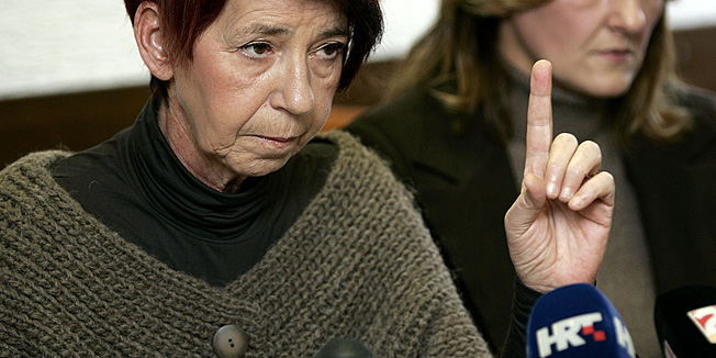 Zagreb, 301112.Radnicki dom, Trg kralja P. Kresimira IV.Predstavnici sedam sindikata iz javnog sektora na konferenciji za novinare na temu sto je istina o pregovorima o temeljnom kolektivnom ugovoru za javne sluzbenike i namjestenike.Na fotografiji: Spomenka Avbersek i Jadranka Ivezic.Foto: Ronald Gorsic / CROPIX