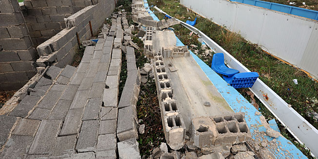 Rastane, Zadar, 301112.Jako jugo koje je zadnja dva dana puhalo na zadarskom podrucju, srusilo je veliki dio tribine nogometnog stadiona u Rastanima.Foto: Luka Gerlanc / CROPIX