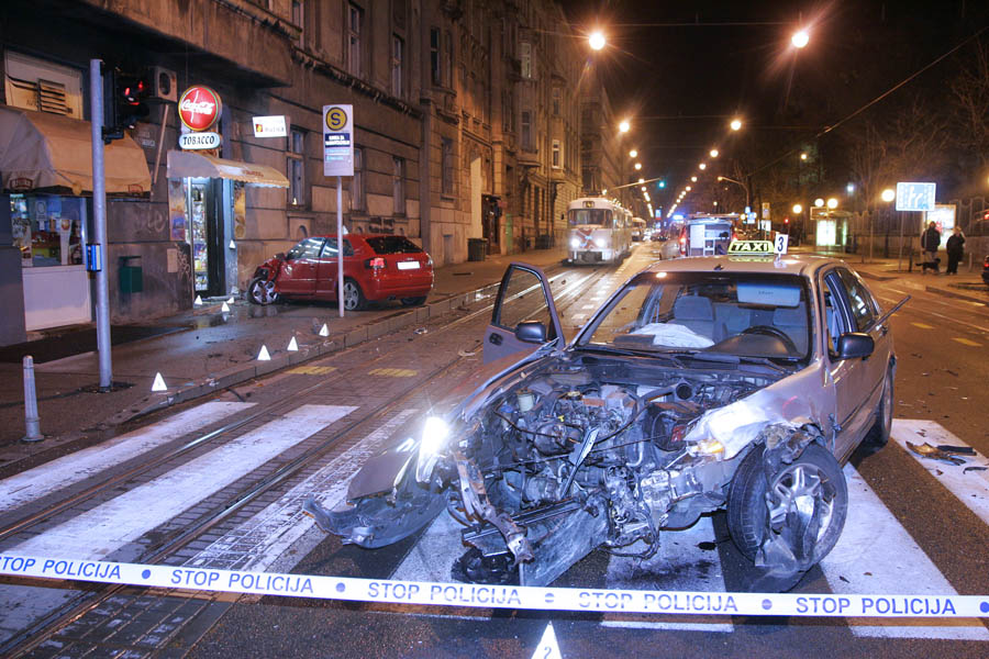 Zagreb, 301112.Draskoviceva ulica.Na krizanju Draskoviceve i Boskoviceve ulice oko 22:30h doslo je do prometne nesrece izmedju taxista u Roveru i vozaca Audija A3 koji je zavrsio na nogostupu kod ulaza u tobacco.Foto: Ranko Suvar / CROPIX