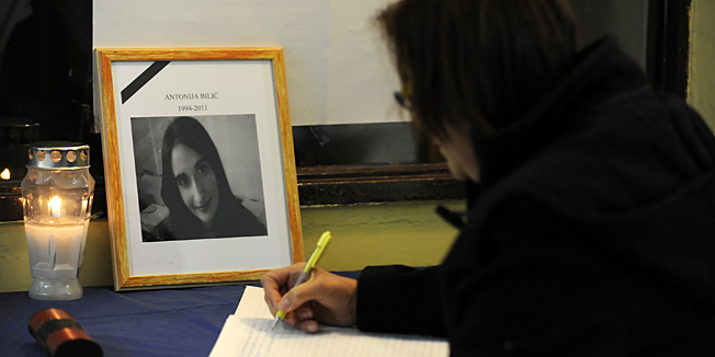 Drnis ,301112.U srednjoj skoli Ivana Mestrovica ,koju je pohadjala Antonija Bilic postavljena je knjiga zalosti.Na fotografiji: ucenici i profeosri upisuju se u knjigu.Foto: Niksa Stipanicev / CROPIX