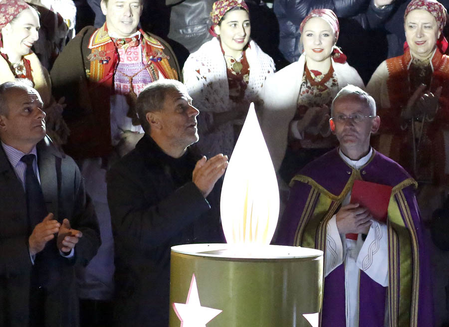 Zagreb, 011212.Trg bana Jelacica.Tadicionalno paljenje prve adventske svijece na glavnom zagrebackom trgu,kod Mandusevca.Obred paljenja prve adventske svijece na adventskom vijencu predvodili su monsinjor Zvonimir Sekelj i gradonacelnik Zagreba Milan Bandic.Foto: Damjan Tadic / CROPIX 