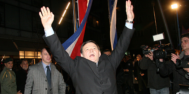 Osijek, 011212.General Mladen Markac svecano je u povodu proslave Dana grada Osijeka otvorio i predao gradjanima novoobnovljeni Trg Slobode cija je obnova trajala gotovo godinu dana. U obnovu je ulozeno oko 30 milijuna. General je na trgu docekan s odusevljenjem. Na fotografiji: General Mladen Markac pozdravlja se s osjecanima.Foto: Emica Elvedji / Cropix