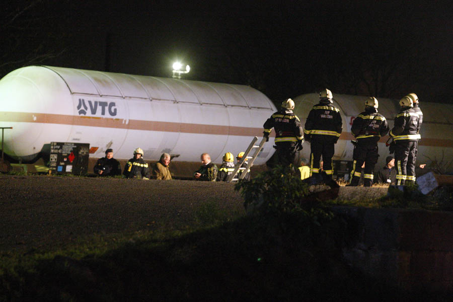 Varazdin, 031212.Na zeljeznickom kolodvoru Varazdin na jednoj od cisterni doslo je do propustanja plina. Vatrogasci i ostale hitne sluzbe su na terenu, te pokusavaju sanirati propustanje.Foto: Zeljko Hajdinjak / Cropix