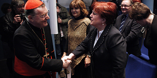 Zagreb, 041212.Zagrebacki nadbiskup kardinal Josip Bozanic primio je na Kaptolu ravnatelje predskolskih, osnovnoskolskih i srednjoskolskih ustanova.Na fotografiji: kardinal Josip Bozanic i ravnateljica Ljilja Vokic.Foto: Dragan Matic / CROPIX *** Local Caption *** Zagreb, 04.12.2012 - Kardinal Bozanic primio je ravnatelje skolskih ustanova