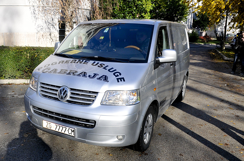 Zagreb, 031212.  Zavod za sudsku medicinu i kriminalistiku.Danas su iz Zavoda za sudsku medicinu i kriminalistiku vozilom pogrebnog poduzeca prevezeni posmrtni ostaci Antonije Bilic u rodne Klicke.Na fotografiji: prijevoz posmrtnih ostataka Antonie Bilic.Foto: Admir Buljubasic / CROPIX