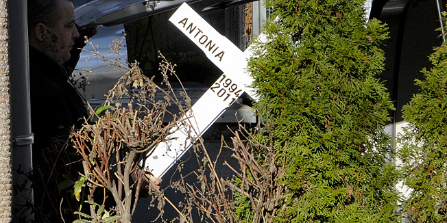 Zagreb, 031212.  Zavod za sudsku medicinu i kriminalistiku.Danas su iz Zavoda za sudsku medicinu i kriminalistiku vozilom pogrebnog poduzeca prevezeni posmrtni ostaci Antonije Bilic u rodne Klicke.Na fotografiji: kriz sa imenom preminule djevojke.Foto: Admir Buljubasic / CROPIX