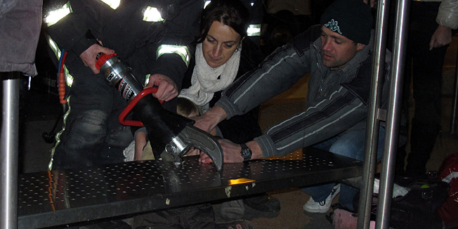 Split, 061212.Veceras su na autobosnom stjalistu u ulici Domovinskog rata vatrogasci imali neobicnu intervenciju. Djecaku se zaglavio prst u sjedalici na stajalistu pa su je morali rezati hidraulickim klijestima.Foto: Fjoor Klaric / Cropix