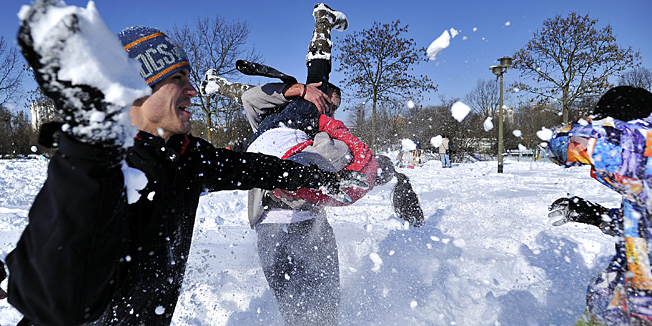 Zagreb, 091212.Nakon jucerasnjeg snjeznog nevremena koje je rezultiralo kaoticnom situacijom u gradu, danas je osvanulo sunce, a padaline su stale, sto su mnogi Zagrepcani iskoristili za izlazak iz kuca i stanova. Savski nasip pored Bocarskog doma bio je u prijepodnevnim satima krcat roditeljima s djecom koja su sanjkala, grudala se, igrala u snijegu, a osim uobicajenih setaca bilo je i malo starijih koji su prakticirali snjezne radosti.Na fotografiji: detalj sa Savskog nasipa.Foto: Boris Kovacev / CROPIX