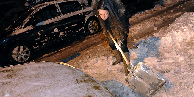 Zagreb, 081212.Crikvenicka ulica, Tresnjevka.Zbog snijeznog nevremena koje je sinoc zahvatilo Hrvatsku, Zagreb je ostao zameten debelim slojem snijega. Zimska sluzba nastoji ocistiti ceste.Na fotografiji: djevojka cisti snijeg.Foto: Srdjan Vrancic / CROPIX
