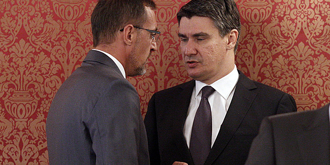 Zagreb, 130912.Redovna sjednica Vlade RH na cijem dnevnom redu je, uz ostalo, izvjestaj o izvrsenju Drzavnog proracuna za prvo polugodiste 2012.Na fotografiji: ministar poljoprivrede Tihomir Jakovina i predsjednik Vlade Zoran Milanovic.Foto: Dragan Matic / CROPIX 