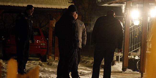 Varazdin, 101212.U Ulici Florjana Bobica u mjestu Jalkovec pronadjen je mrtav muskarac i zena bez svijesti. Iako nema sluzbenih informacija sumnja se na trovanje ugljicnim monoksidom. Vise detalja znati ce se nakon policijskog ocevida.Foto: Zeljko Hajdinjak / Cropix