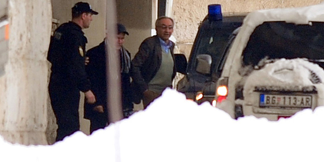 Beograd, 121212. SIV, Palata Srbija.Najveci srpski tajkun, vlasnik Delta Holdinga Miroslav Miskovic ponovno je danas uhicen zajedno sa sinom  i njegov sin Markom Miskovicem i odredjen im je pritvor od 48 sati.Na slici:  policija RAS, Miskovic ulazi u automobil.Foto: Drazen Aleksic / CROPIX