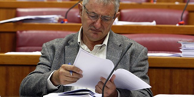 Zagreb, 200912.Sabor.Nastavak sjednice Hrvatskog sabora. Zastupnici su na danasnjem nastavku zasjedanja u hitnoj proceduri razmotriti prijedlog zakona o poticanju investicija i unapredjenju investicijskog okruzenja, od kojeg Vlada ocekuje da ce stvoriti pretpostavke za vise kvalitetnih investicijskih projekata i otvaranje novih radnih mjesta.Na fotografiji:  Josip Kregar.Foto: Davor Pongracic / CROPIX