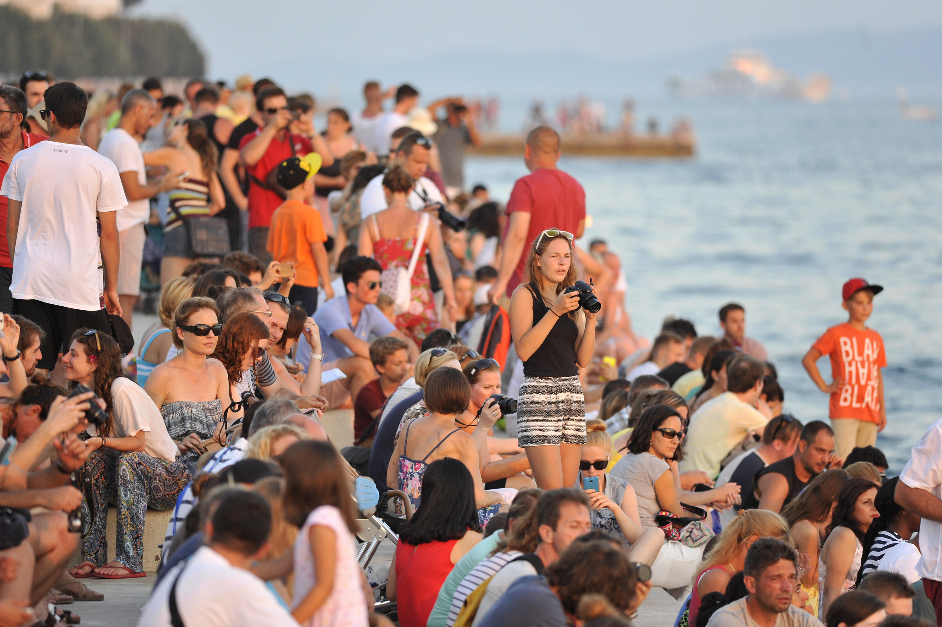 Zadar, 200715.
Kao svake ljetne veceri, i danas se nekoliko stotina turista okupilo na Morskim orguljama kako bi uzivali u zalasku sunca.
Foto: Luka Gerlanc / CROPIX