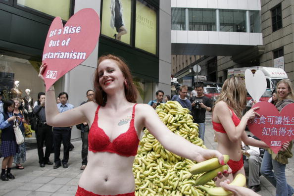 Pripadnice PETA-e u bikinijima dijele banane u Hong Kongu