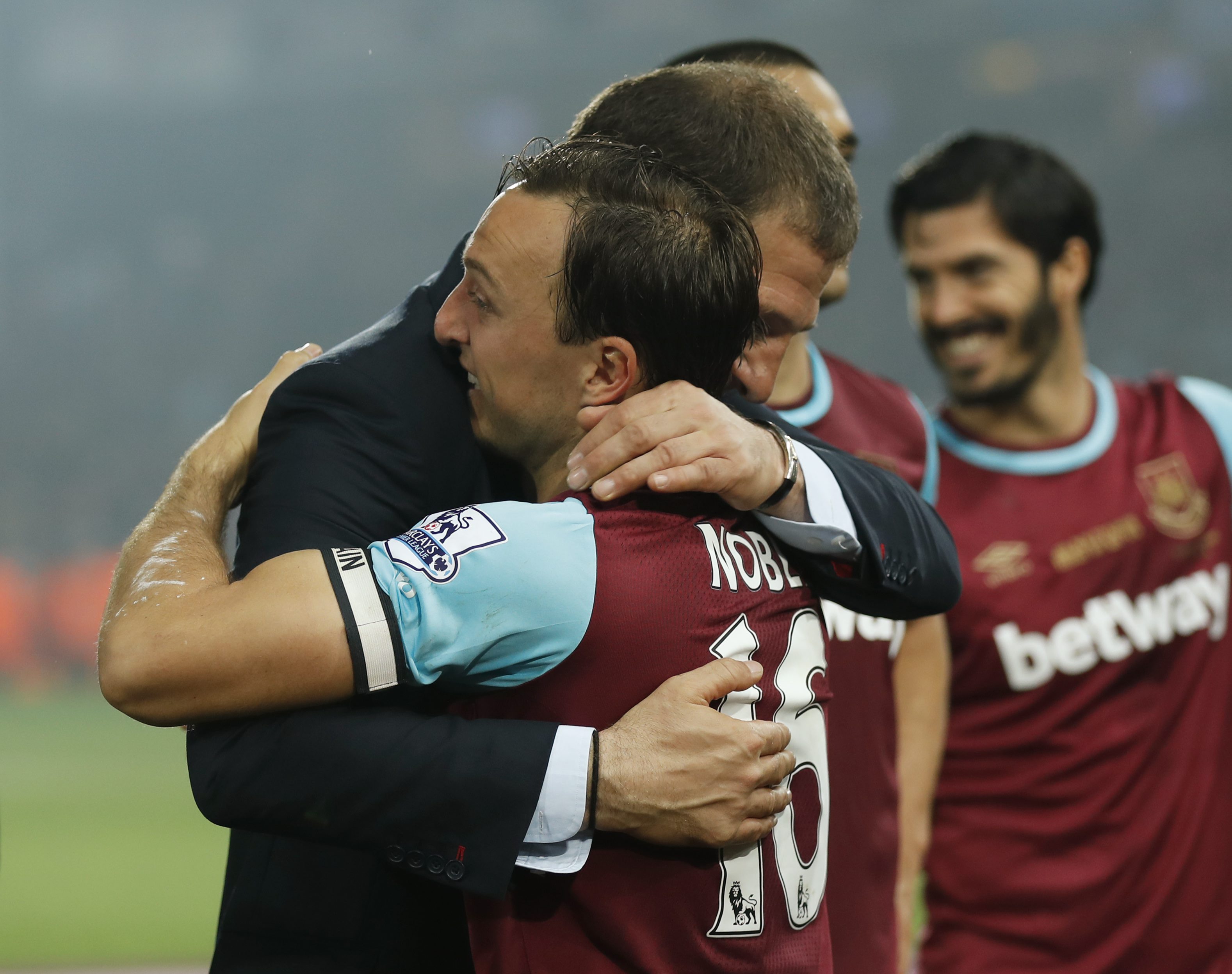 Slaven Bilić i kapetan West Hama, Mark Noble, nakon povijesne utakmice
