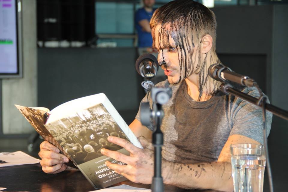 Bruno Isaković se prilikom izvedbe performansa 'O lijepa, o draga, o slatka slobodo' u zagrebačkom MSU podvrgnuo kineskoj metodi mučenja i dugotrajnom čitanju tekstova i izjava ministra kulture