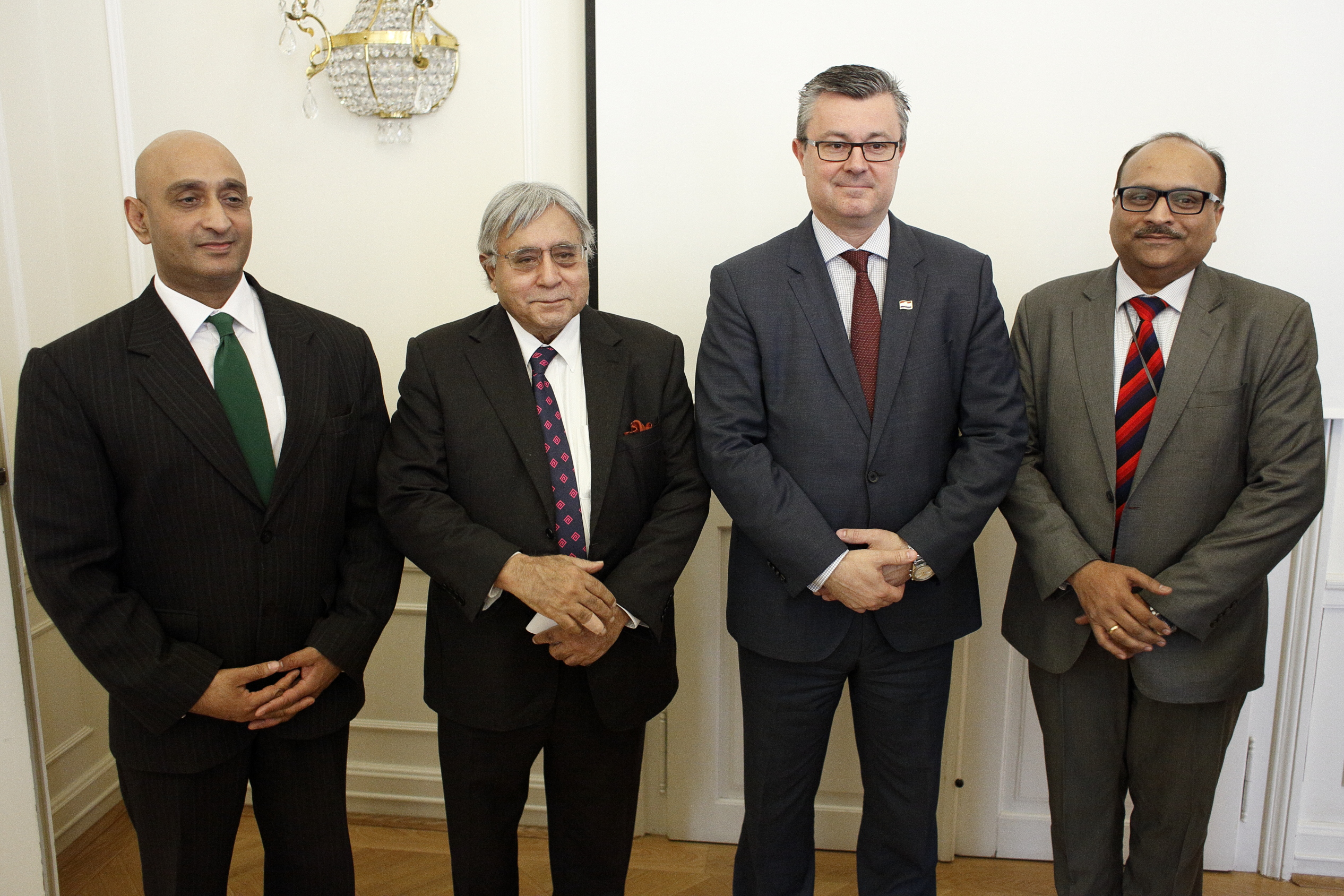 Predsjednik Vlade RH Tihomir Orešković primio je Ajit Singha, predsjednika uprave kompanije ACG Worldwide