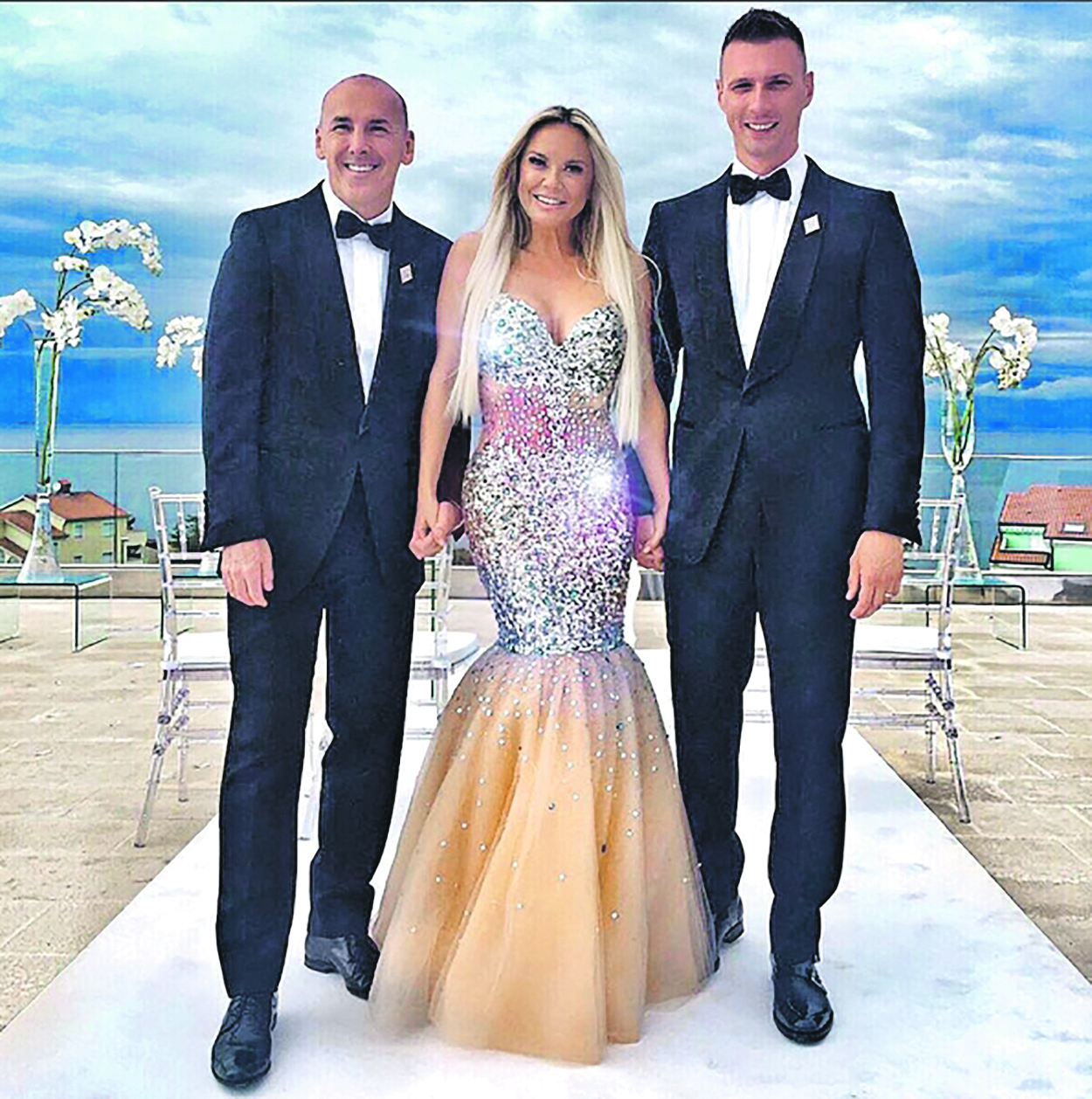 Maja Šuput u društvu sretnog para