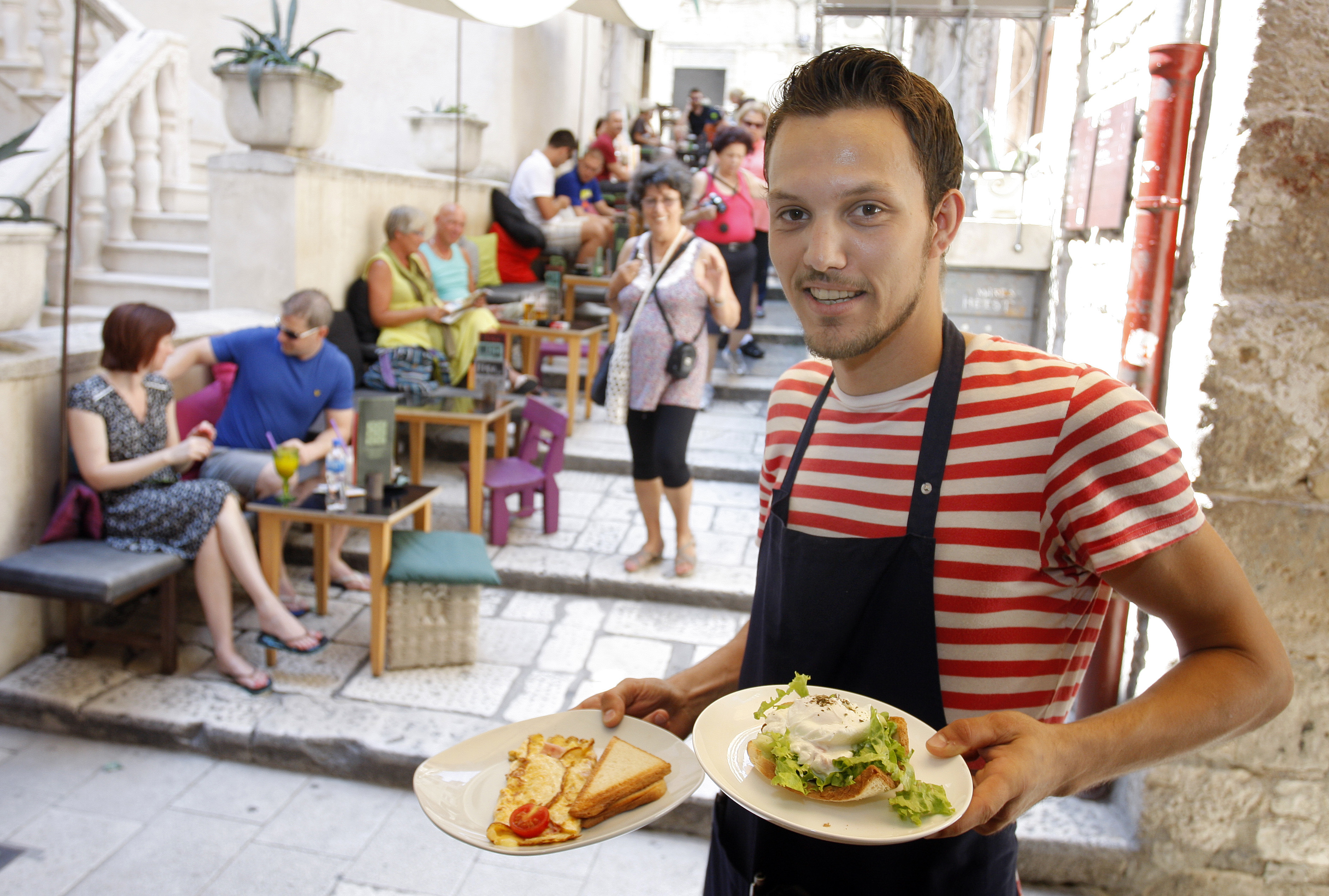 Arhivska fotografija: Kafeterija Figa 