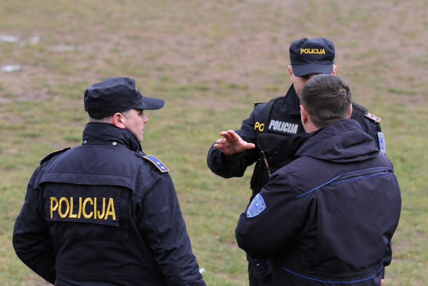 policija