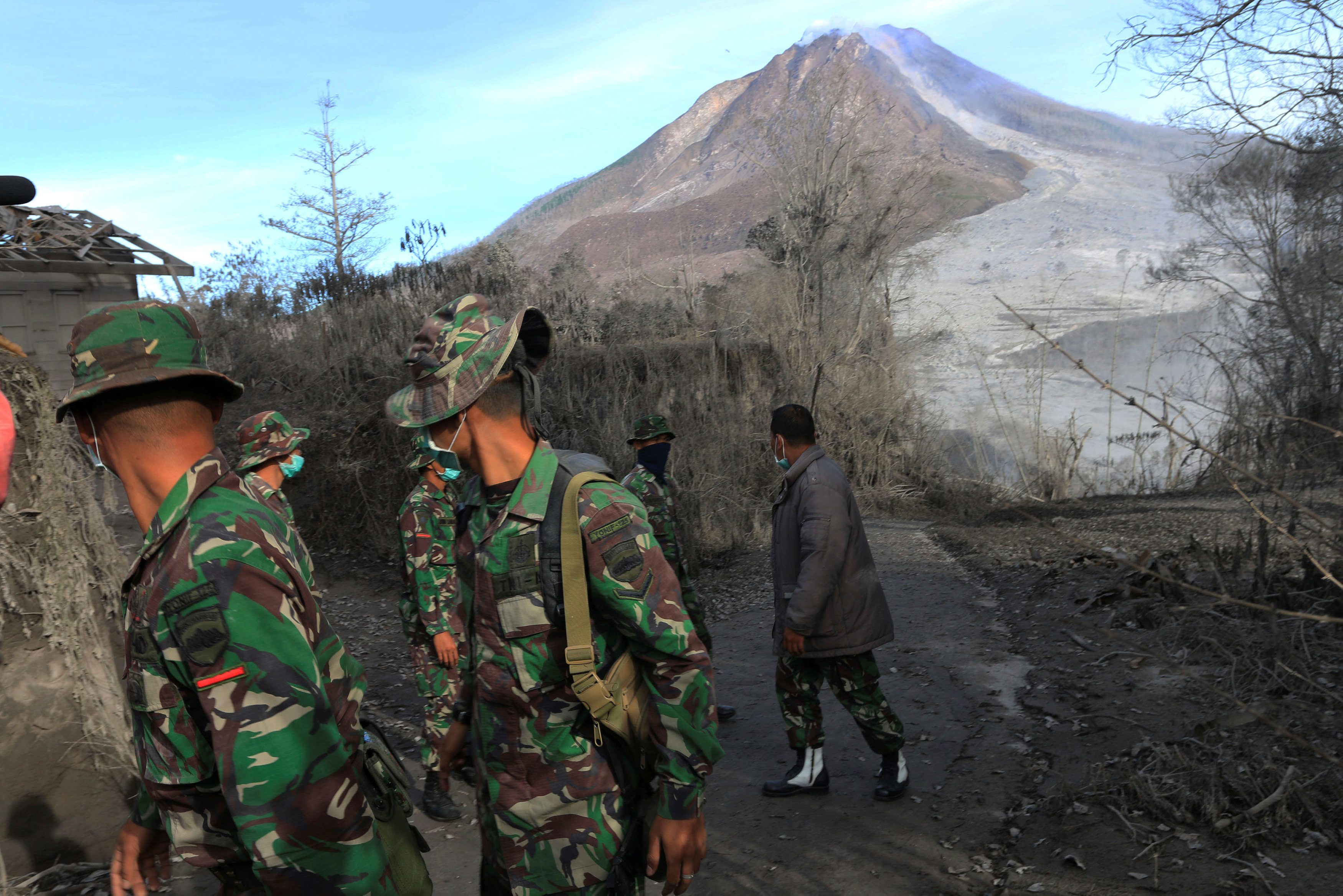 Indonezijski vojnici pretražuju područje ispod Mount Sinabung vulkana