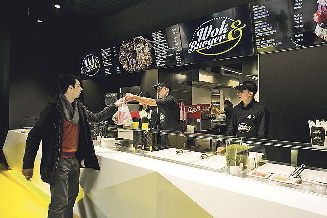 Zagreb, 080115.

Novi restoran Wok and Burger na Trgu bana Jelacica, sa ponudom brze hrane od azijske kuhinje; woka do klasicnih hamburgera. 

Foto: Berislava Picek / CROPIX

